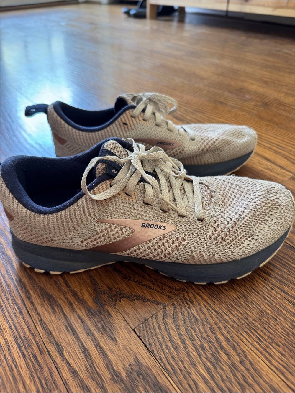 Brooks Revel 5 Women's Athletic Sneakers in Tan with Navy Accents